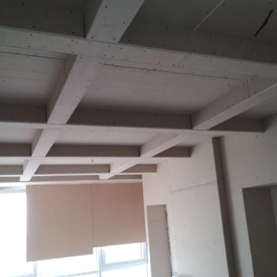 Многоуровневый кессонный потолок с имитацией балок и нишей