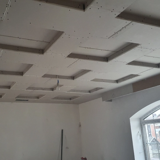 Многоуровневый потолок из ГКЛ с декоративными квадратными нишами на этапе сборки