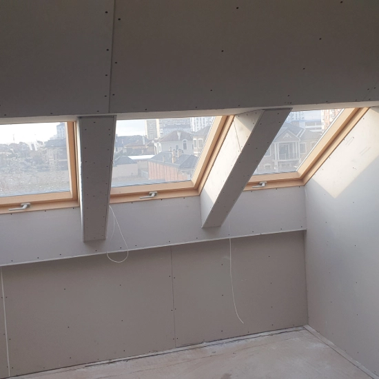 Отделка мансардных окон гипсокартоном на этапе монтажа