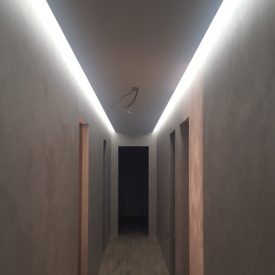 Парящий гипсокартонный потолок со скрытой светодиодной лентой