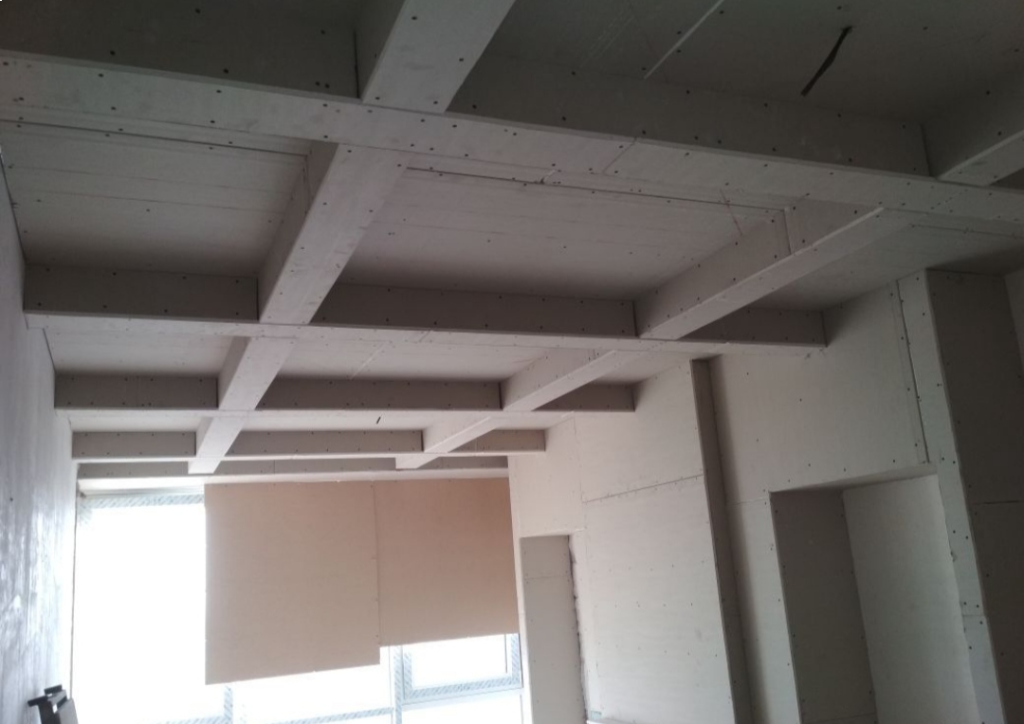 Устройство потолочных ниш и декоративных коробов из ГКЛ в просторном помещении