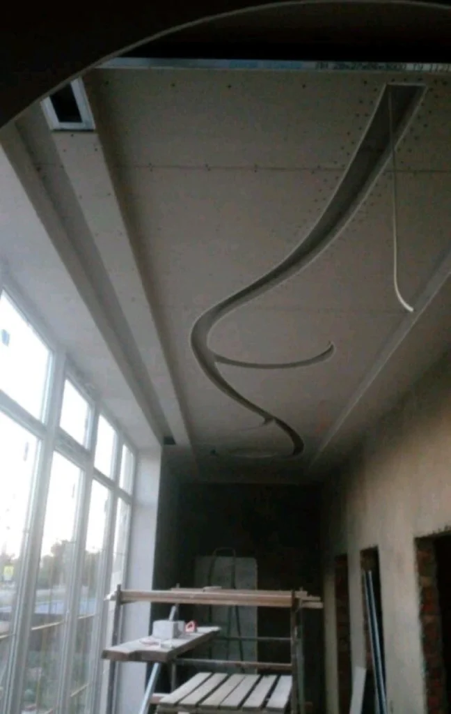Монтаж фигурного потолка из гипсокартона с волнообразными нишами под подсветку