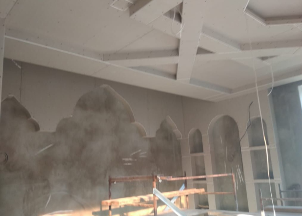 Монтаж сложного кессонного потолка с пересекающимися балками и фигурных арок из гипсокартона