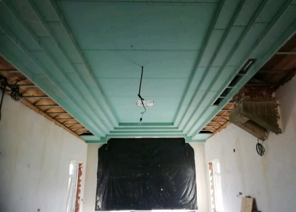 Ступенчатая конструкция из ГКЛВ на потолке: пять уровней глубины для декоративного освещения