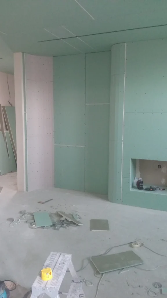 Процесс облицовки каминной зоны ГКЛВ: создание радиусных элементов и ниши