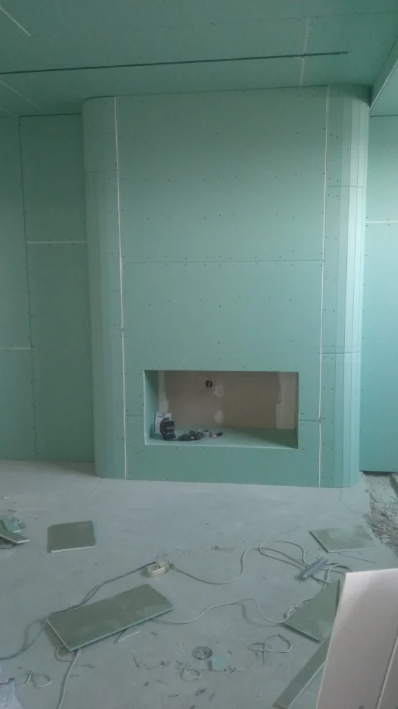 Процесс облицовки каминной зоны ГКЛВ: создание радиусных элементов и ниши