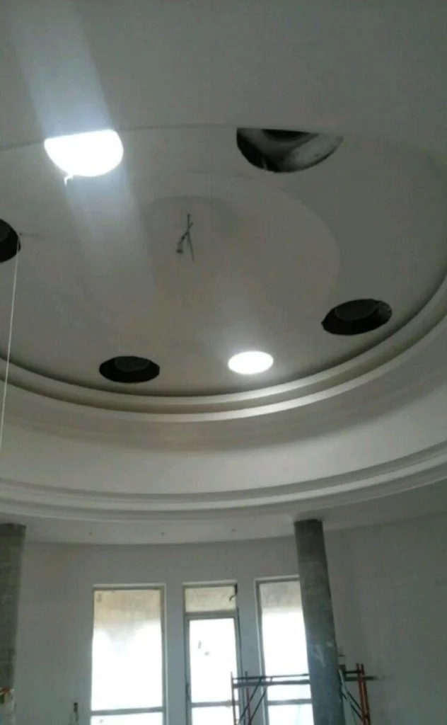 Сложный купольный потолок из гипсокартона с круглыми нишами под светильники