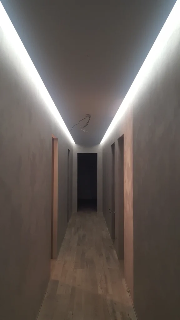 Контурная подсветка потолка из ГКЛ, создающая эффект парения в интерьере прихожей