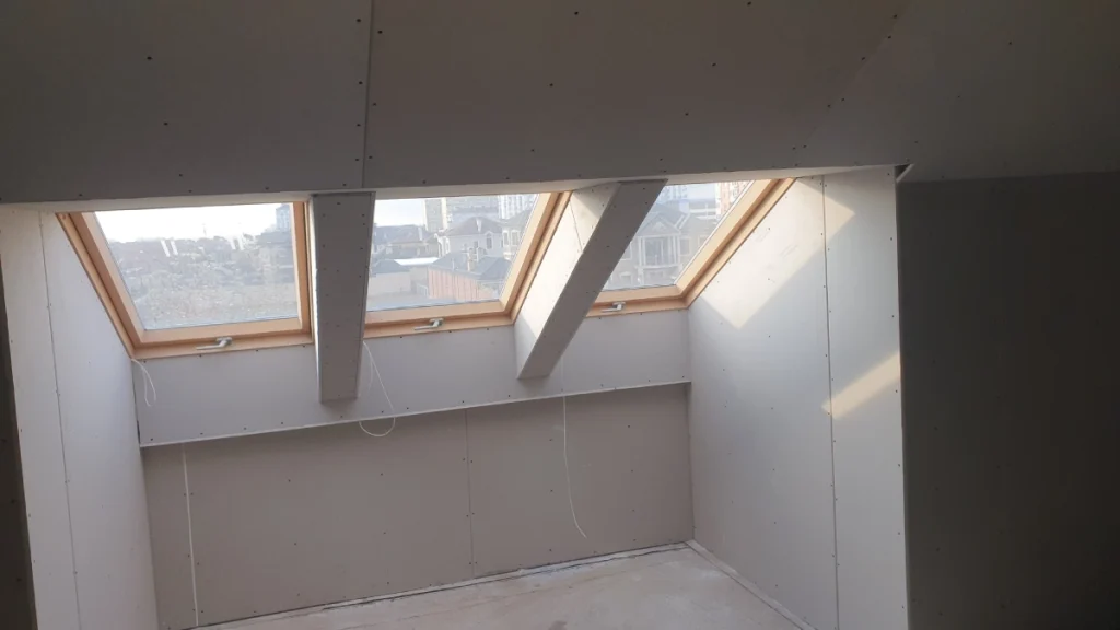 Обшивка оконных откосов гипсокартоном на мансардном этаже