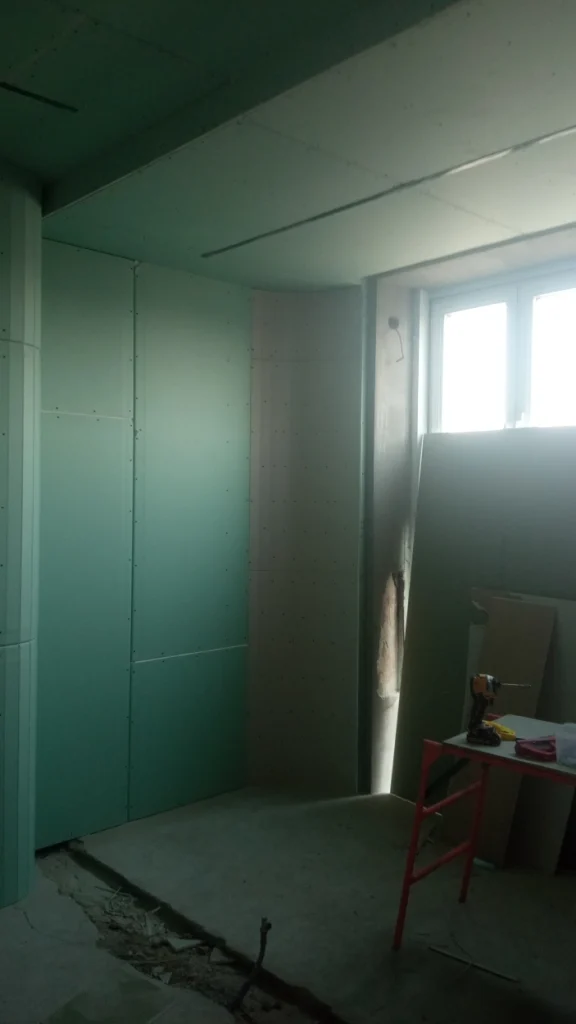 Монтаж радиусного внутреннего угла из влагостойкого гипсокартона в жилом помещении