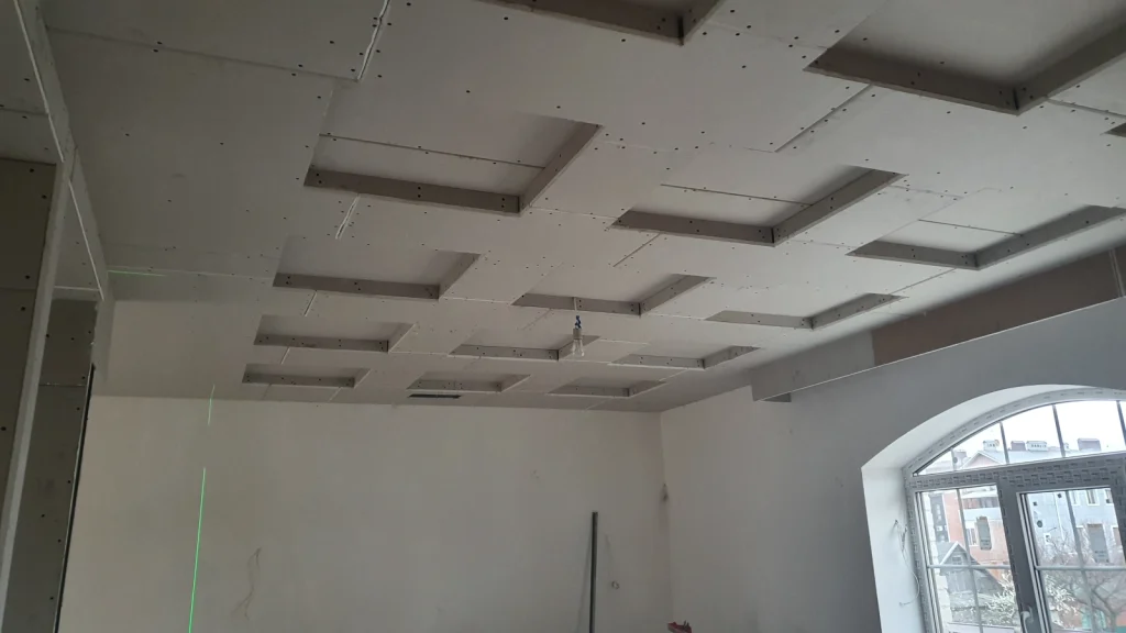 Многоуровневый потолок из ГКЛ с декоративными квадратными нишами на этапе сборки