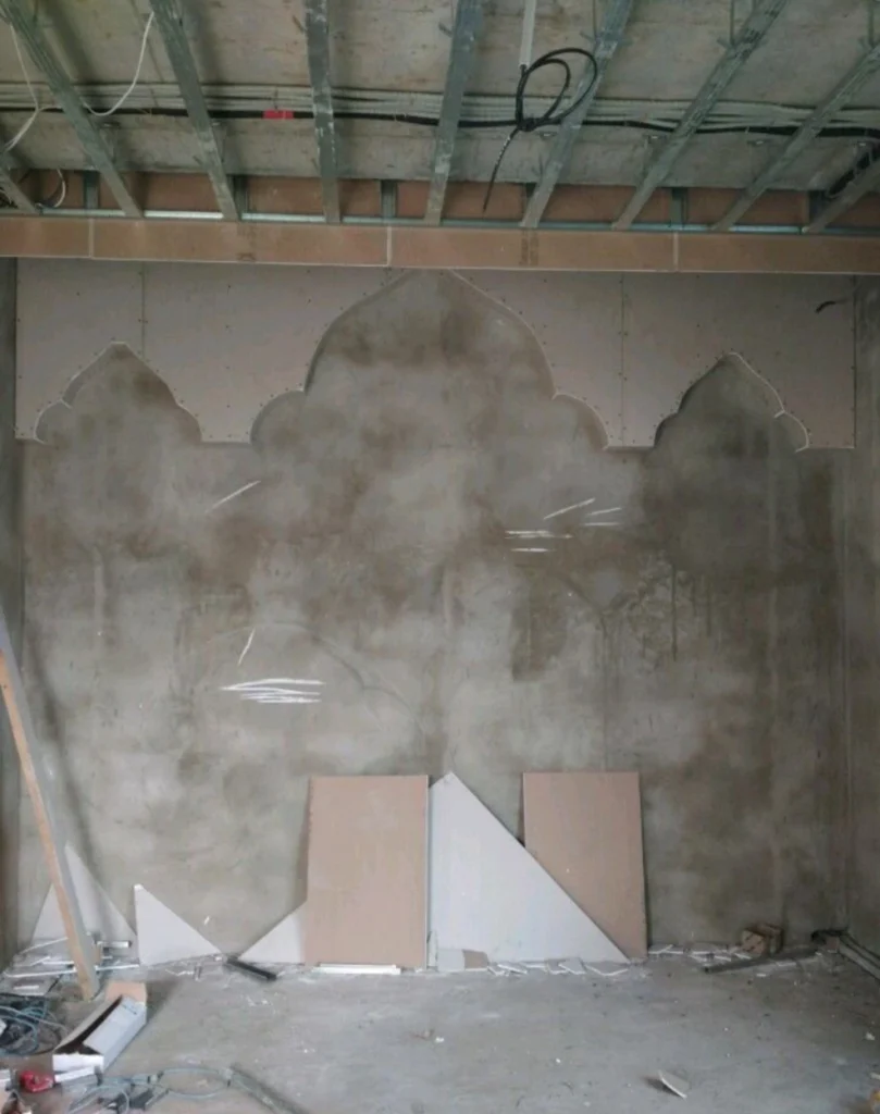Фигурные многоуровневые своды из ГКЛ в мавританском стиле на этапе сборки каркаса
